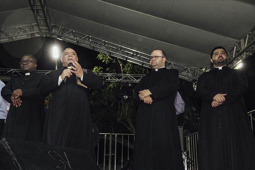 PADRE CAMINHADA FAMÍLIA