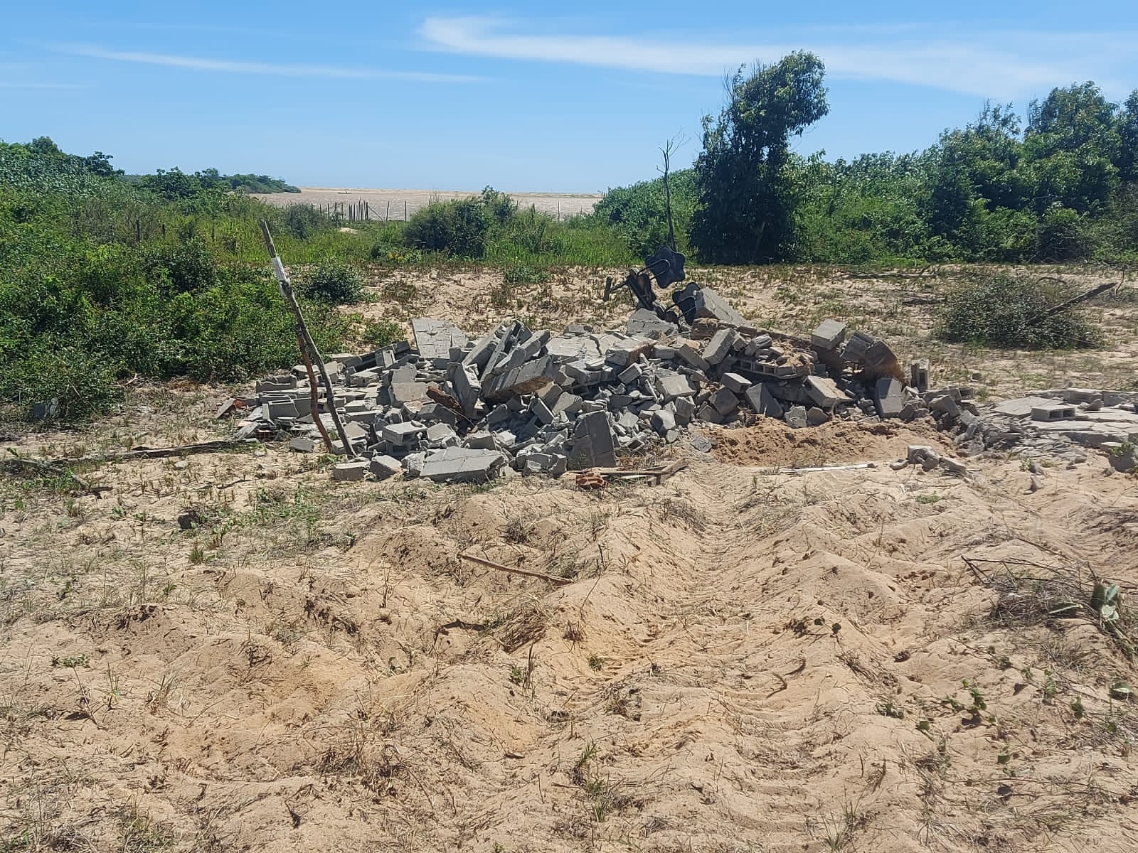 Sema realiza demolição de construção irregular em Gargaú e notifica oito em Santa Clara 2