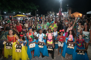 Matinê de Carnaval em Manguinhos reúne famílias para diversão e alegria