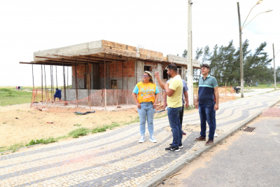 Prefeita visita obras de revitalização da orla de Santa Clara