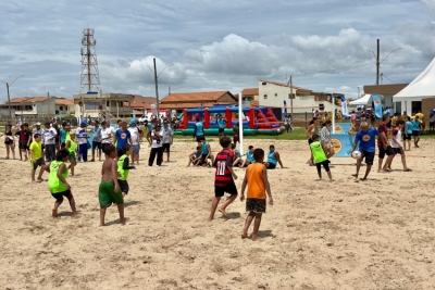 Ídolos do futebol encantam crianças e adultos em Santa Clara