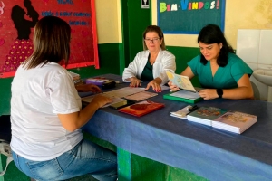 Alunos de escola em Praça têm cartões de vacina verificados