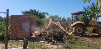 Construções irregulares às margens do rio Paraíba da Sul são demolidas