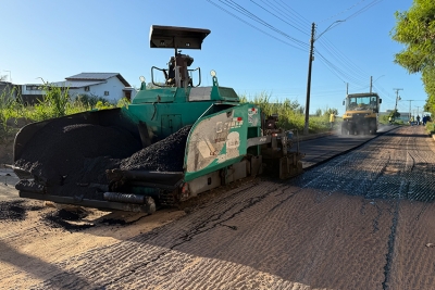 Prefeitura realiza recapeamento em mais uma rua do Centro