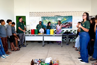 Alunos da rede municipal participam de palestra sobre coleta seletiva