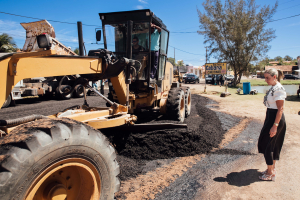 Prefeita vistoria obras de recapeamento na Lagoa dos Quiosques, em Gargaú