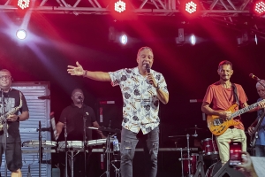 Gil Paixão leva axé e nostalgia para Barra do Itabapoana