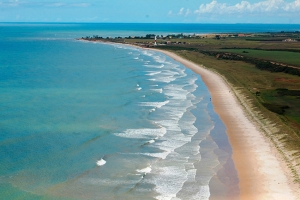 Litoral com cerca de 60 km é oportunidade para turistas aproveitarem o feriadão em SFI