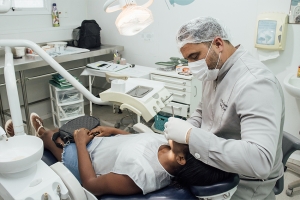 Clínica da Família realiza cirurgias e atendimentos odontológicos especializados