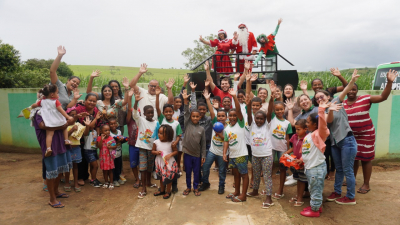 Caravana do Papai Noel da SMEC leva brinquedos às crianças na semana do Natal