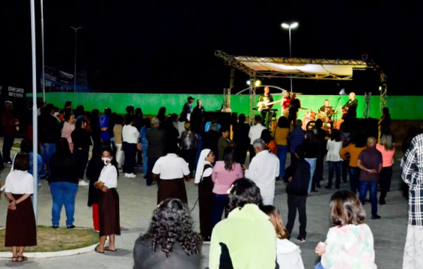 Dia Municipal da Família reúne fiéis de diferentes igrejas na Praça Bíblia