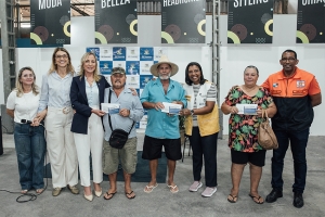 Moradores atingidos pelas enchentes de janeiro recebem o Cartão Recomeçar