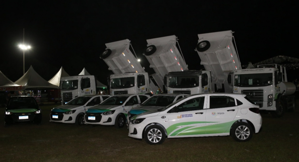 Prefeita entrega sete veículos 0km para atender quatro secretarias