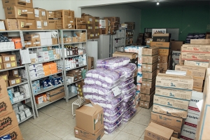 Estoque reforçado na farmácia hospitalar do Hospital Manoel Carola
