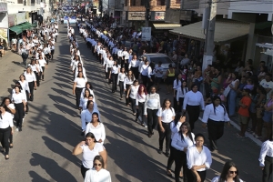 Público lota Avenida no primeiro dia de desfile