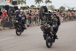 Manobras radicais da equipe Louro Jhow encantam o público no Moto Fest