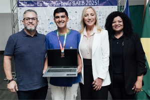 Aluno da rede municipal premiado pela OBMEP recebe medalha na SMECT