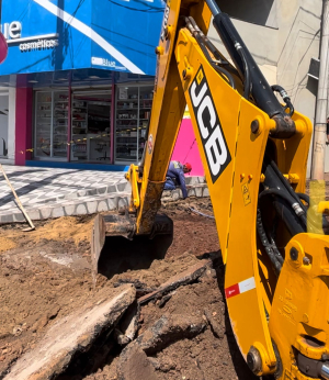 Prefeitura inicia obras de pavimentação em rua do Centro