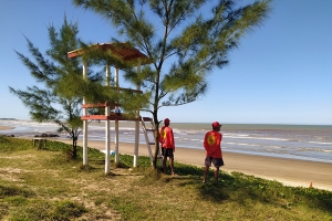 Salva-vidas garantem a segurança dos banhistas no feriadão