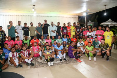 Entrega de kits de material esportivo marca cerimônia de abertura do Campeonato Municipal de Futebol