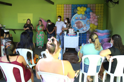 Prefeitura entrega kit bebê para gestantes assistidas pelo Cras do Centro