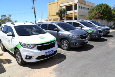 Prefeita entrega quatro veículos 0 km para Smec