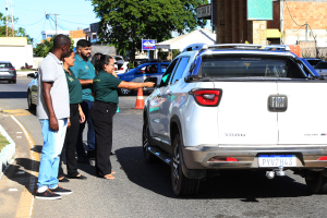 Prefeitura realiza panfletagem de conscientização ambiental no portal de chegada da cidade