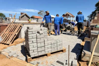 Secretaria de Obras realiza obras em cemitérios do município