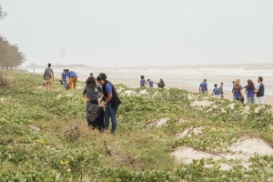 Ação ambiental: Alunos retiram mais de 300 kg de lixo da praia de Guaxindiba