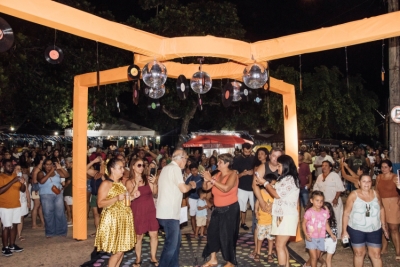 Moradores e turistas curtem último “Estação Retrô com o Comandante” da temporada