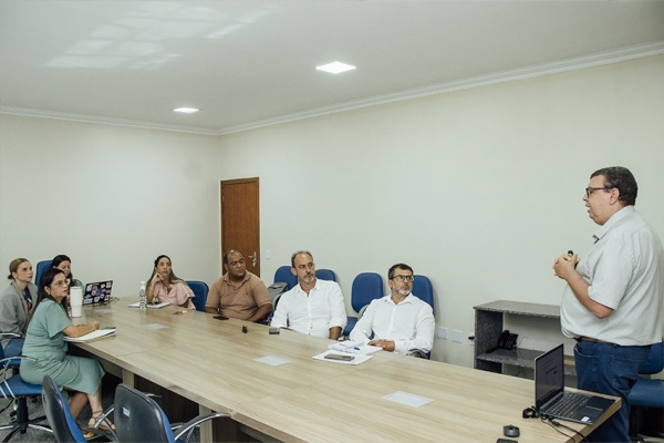 Prefeitura e Sebrae discutem medidas para aumentar arrecadação