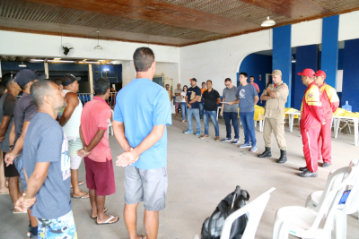 Guarda-vidas recebem treinamento através de instrutores do Corpo de Bombeiros