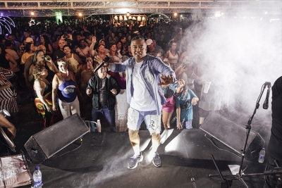 Luau da SMECT com Gil Paixão lota a orla de Guaxindiba