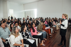 Prefeita visita SMECT e conversa com servidores