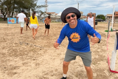 Gui Prata participa de clínica de beach tennis em Santa Clara