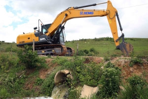 Secretaria de Obras faz reparo de manilha em Deserto Feliz