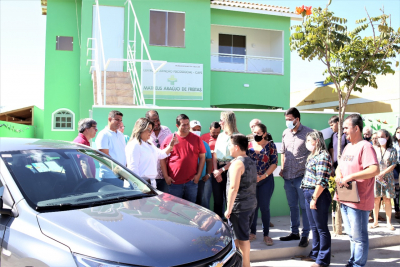 Prefeita entrega carro ao Caps