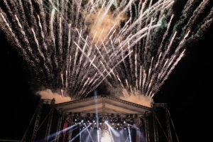 Réveillon 2026 terá queima de fogos e shows em seis praias