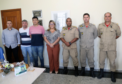 Prefeita se reúne com comandantes do Corpo de Bombeiros na região