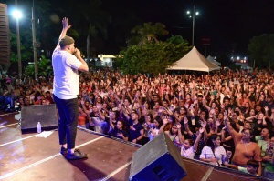 20ª edição do Deus É Show enche praça central