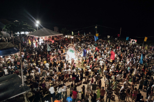 Luau em Manguinhos encanta moradores e turistas com noite de música e diversão