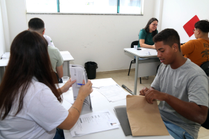 Candidatos a vagas de emprego no setor offshore passam por entrevistas neste sábado (26)