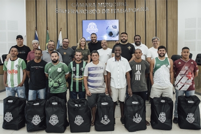 Entrega de kits marca abertura do Campeonato de Futebol Amador