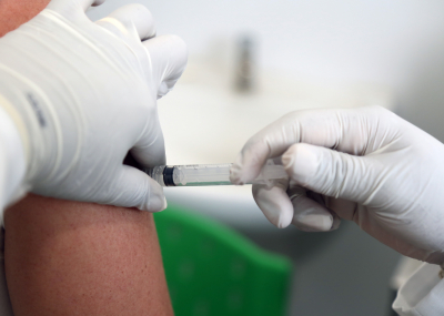 Vacinação contra gripe começa com trabalhadores da saúde e idosos a partir de 60 anos