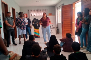 Alunos da E M. Domingos Santos visitam a Associação Quilombola de Barrinha