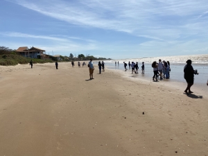 Mutirão recolhe 200kg de lixo na praia de Manguinhos
