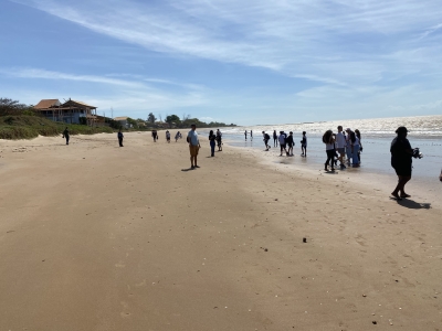 Mutirão recolhe 200kg de lixo na praia de Manguinhos