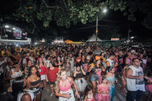 Manguinhos recebe grande público no domingo de Carnaval com blocos e show