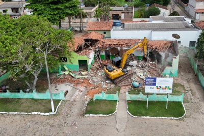 Demolição de prédio antigo marca o início da construção da nova UBS de Barra